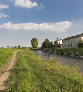 Vivere in campagna, una cascina vicino al fiume